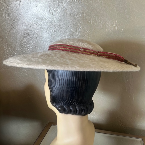 SUPERB 1950\'s IVORY FURRY FELT CART WHEEL HAT + RED/GOLD BAND main image 7